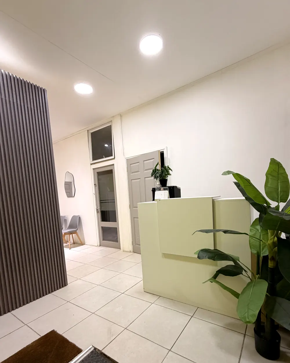 Recepción de la clínica Mi Dental, luminosa y ordenada